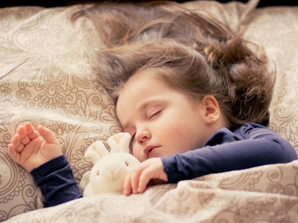 Découvrez à quel âge et comment passer du lit bébé au lit enfant. Conseils pratiques, étapes clés et astuces pour une transition en douceur. Tout pour bien choisir le lit de grand pour votre tout-petit !