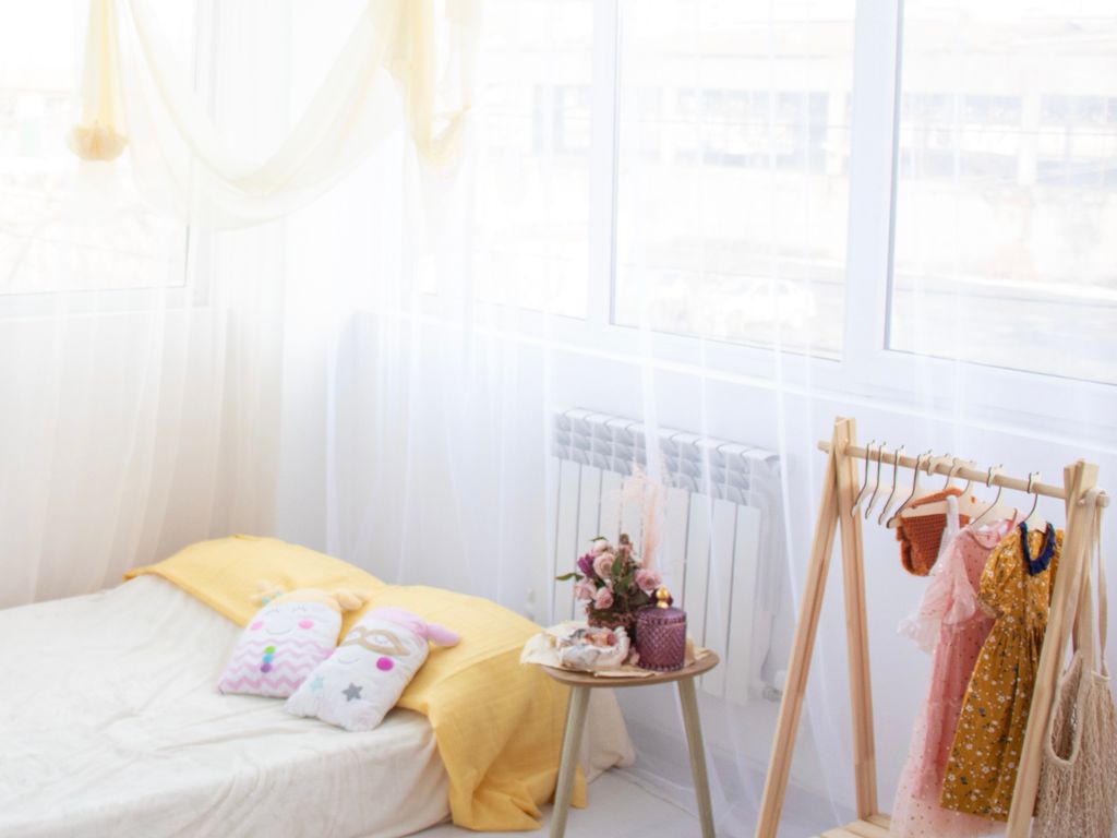 Chambre d'enfant lumineuse avec matelas au sol et portant à hauteur d'enfant, esprit Montessori