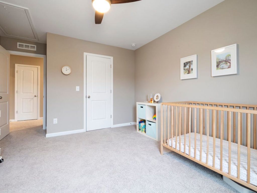 Lit évolutif en bois clair en configuration barreaux dans une chambre moderne