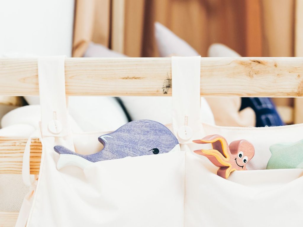 Pochettes de rangement suspendues au bord d'un lit d'enfant