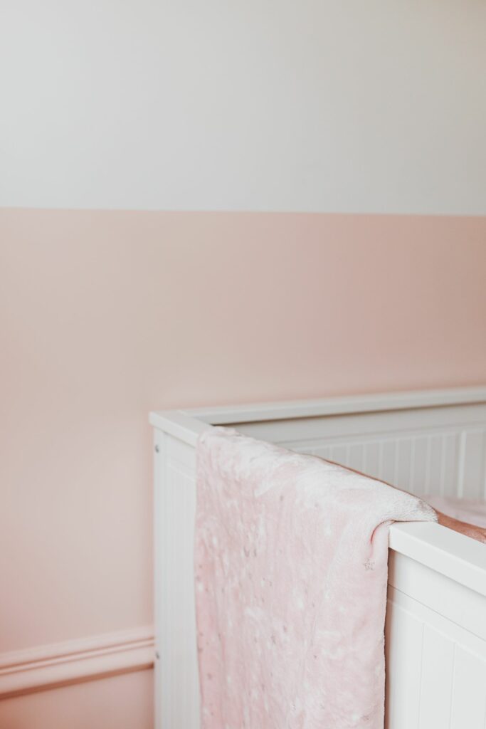 Chambre de bébé fille scandinave en rose poudré et blanc