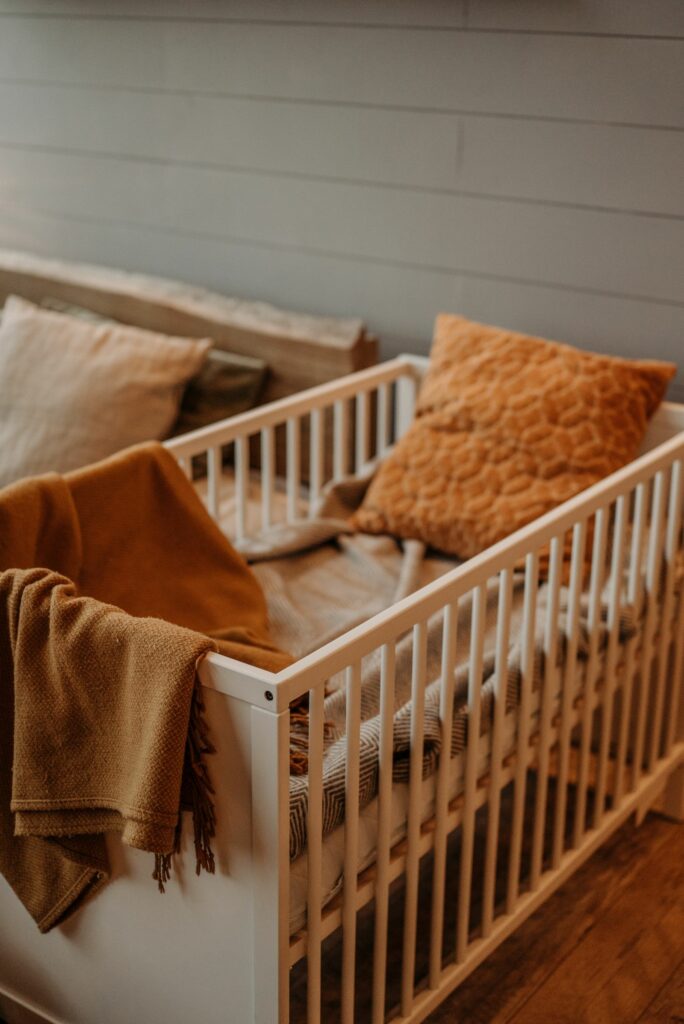 Chambre de bébé garçon bohème aux tons terracotta