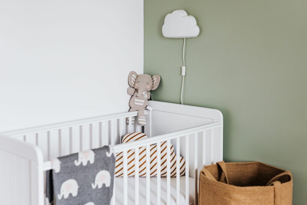 Chambre de bébé garçon aux tons vert sauge, décor nature