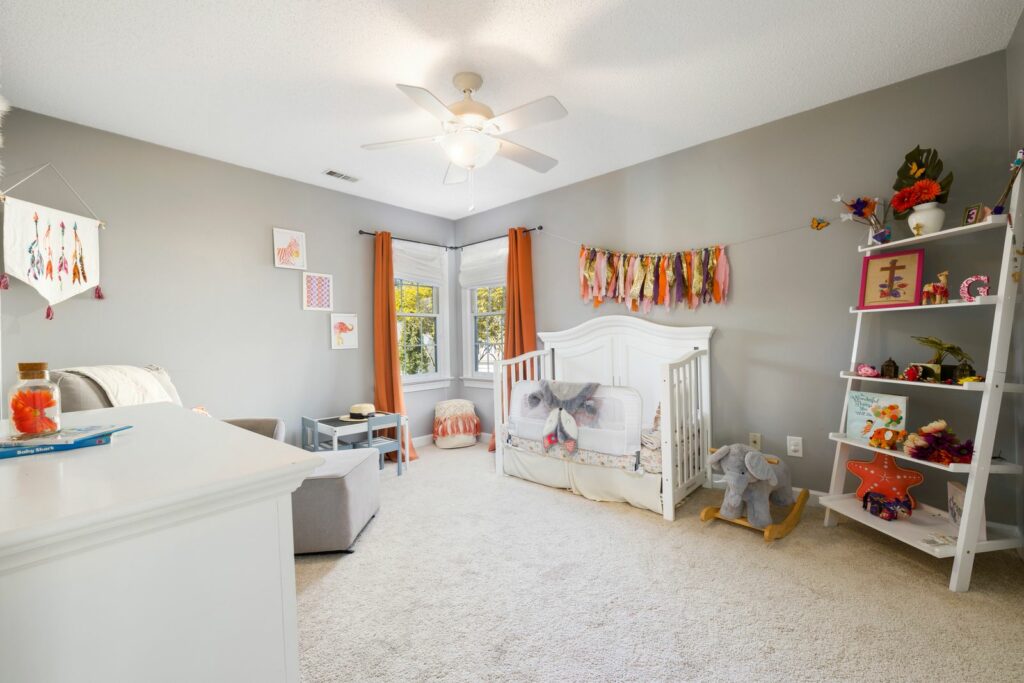Chambre de bébé garçon lumineuse de style scandinave, base claire et bois