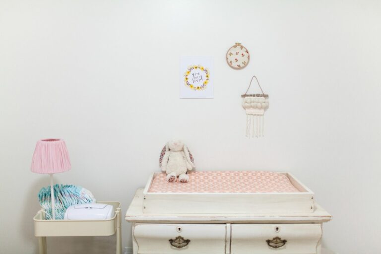 Coin naissance d'une chambre de bébé claire et moderne, prête pour la liste de naissance