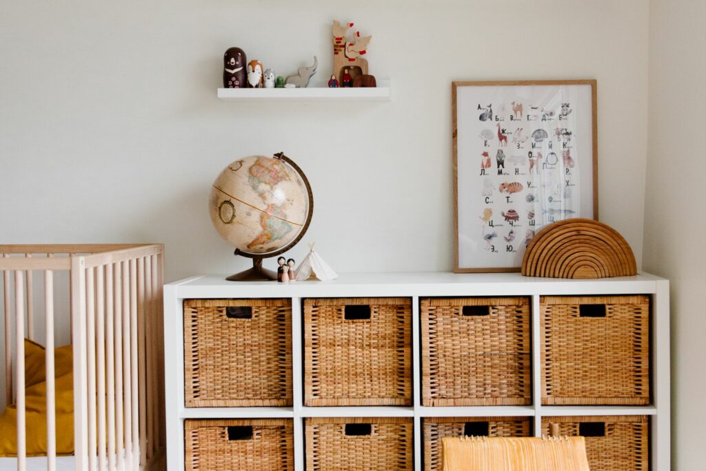 Chambre de bébé scandinave lumineuse, rangements en fibre et lit à barreaux au couchage dégagé