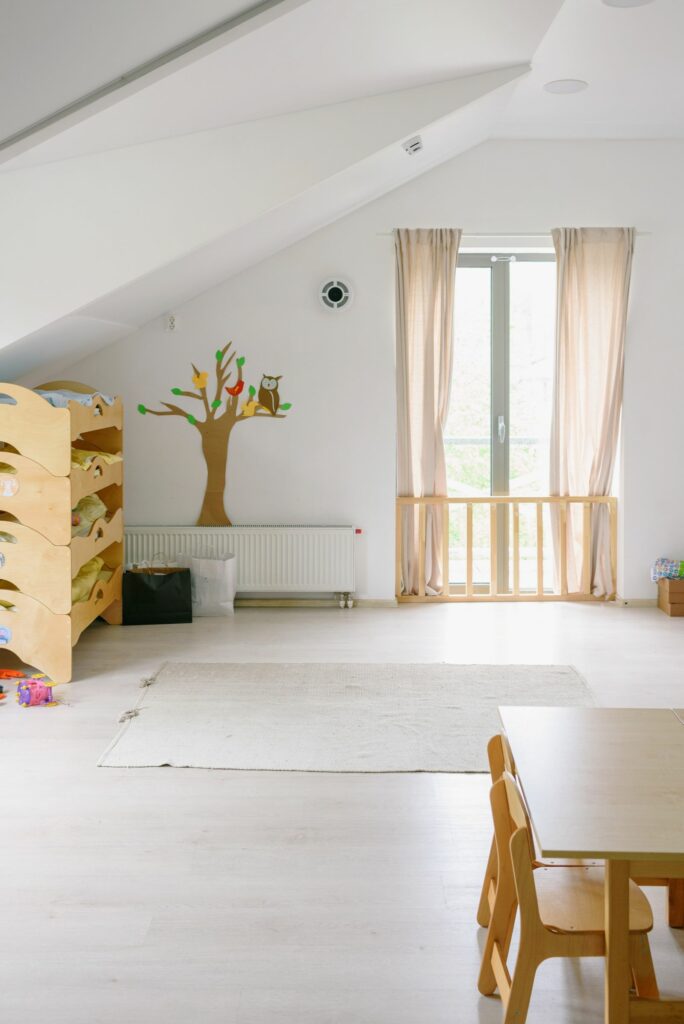 Chambre de bébé mixte neutre et lumineuse