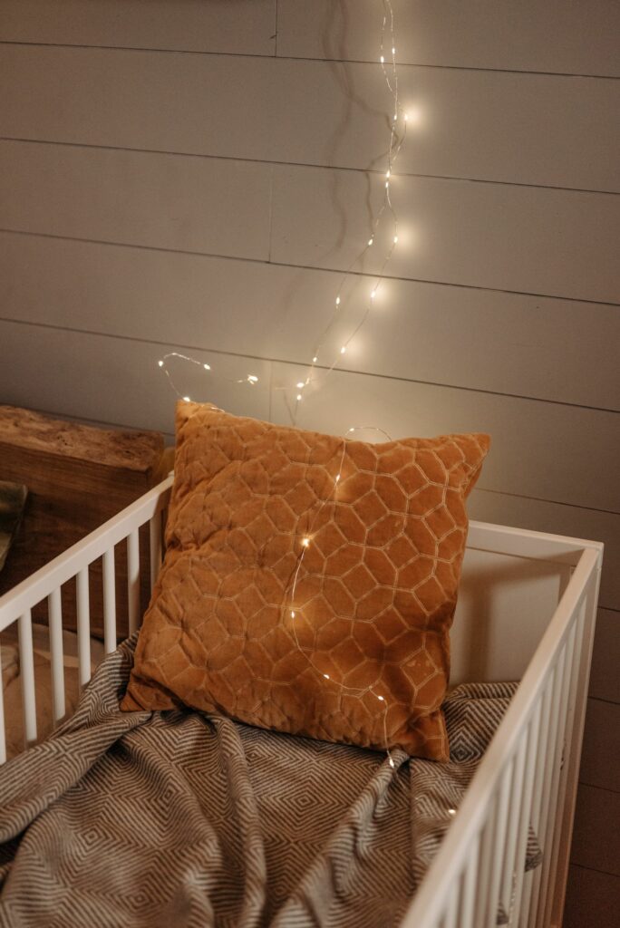 Chambre de bébé mixte aux tons terracotta chaleureux