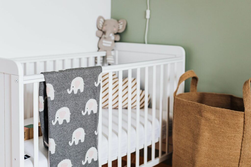 Chambre de bébé mixte aux tons vert sauge