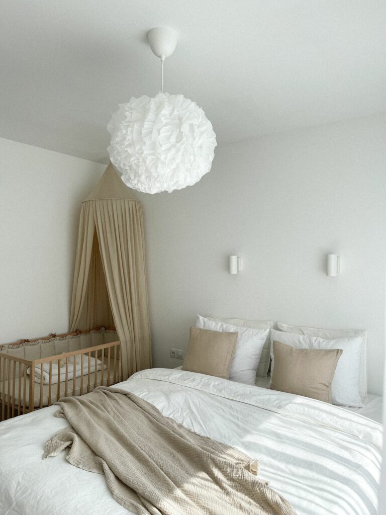 Chambre de bébé épurée avec berceau en bois, propice à un sommeil serein