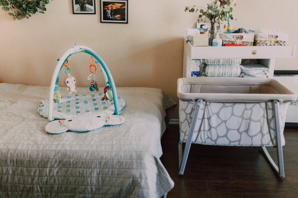 Berceau cododo posé à côté du lit des parents, avec un coin change