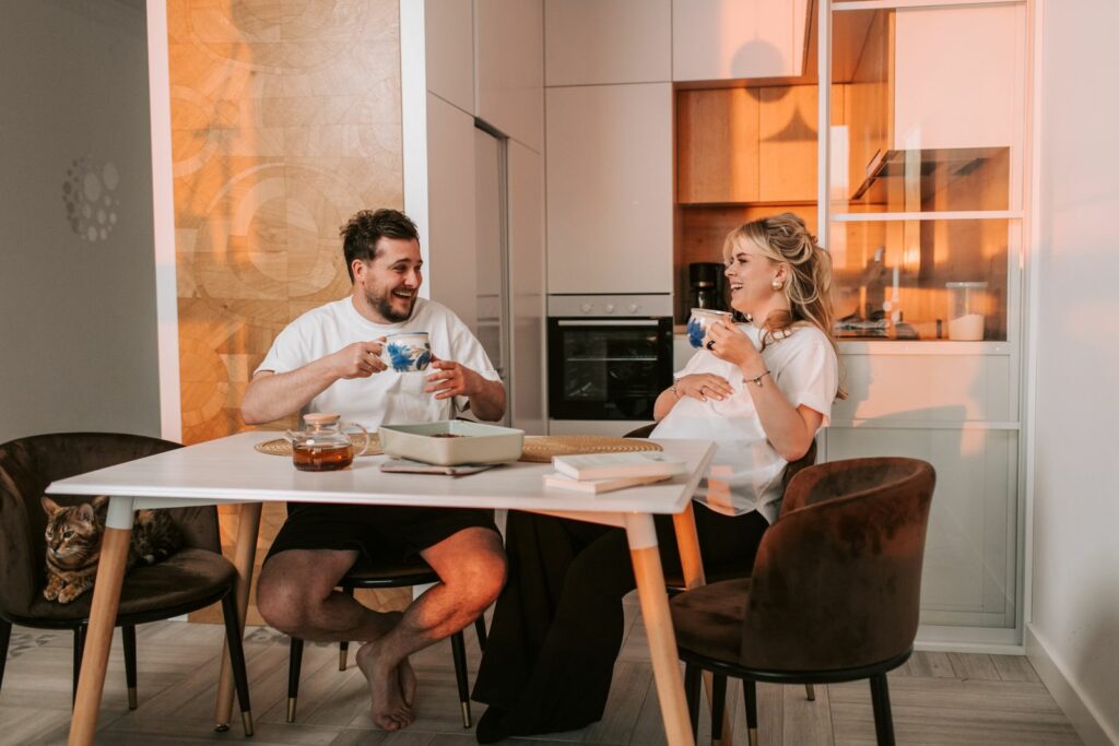 Couple prenant le thé le matin dans leur cuisine, ambiance détendue