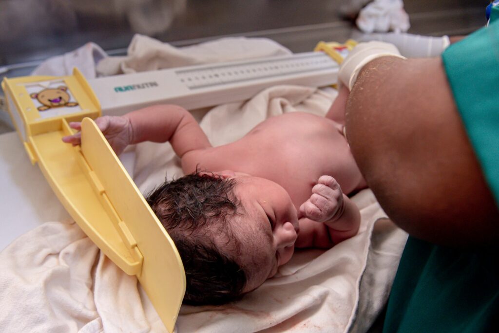 Nouveau-né mesuré à la maternité sur une toise juste après la naissance