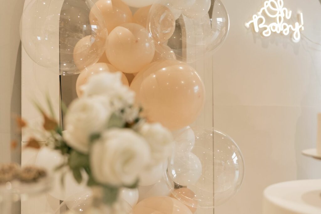 Coin de baby shower élégant avec arche de ballons crème et néon Oh Baby