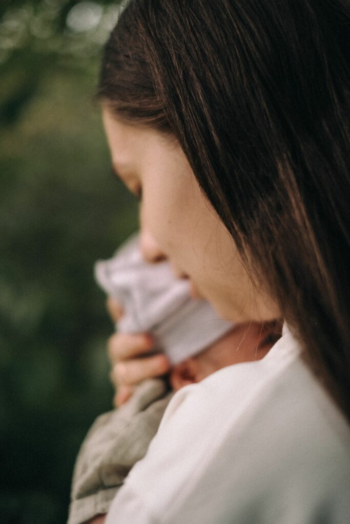 Une maman tient tendrement son nouveau-né contre elle