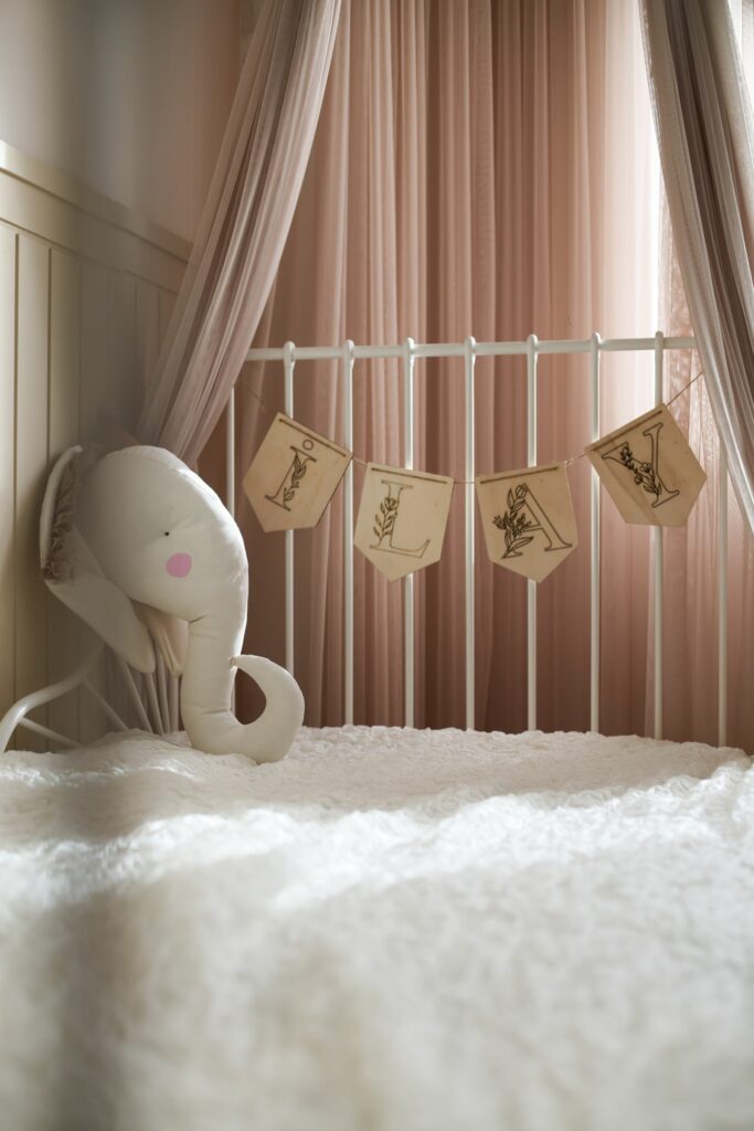 Ciel de lit et fanions au-dessus d'un lit de bébé