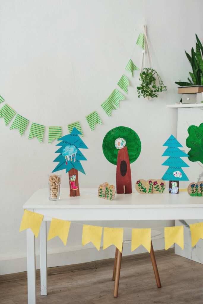 Décoration DIY en papier et guirlande dans une chambre de bébé à petit prix