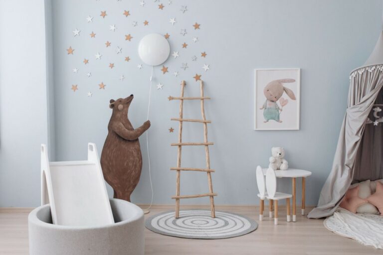 Chambre de bébé garçon style nature, murs bleu grisé, stickers ours et étoiles, échelle en bois