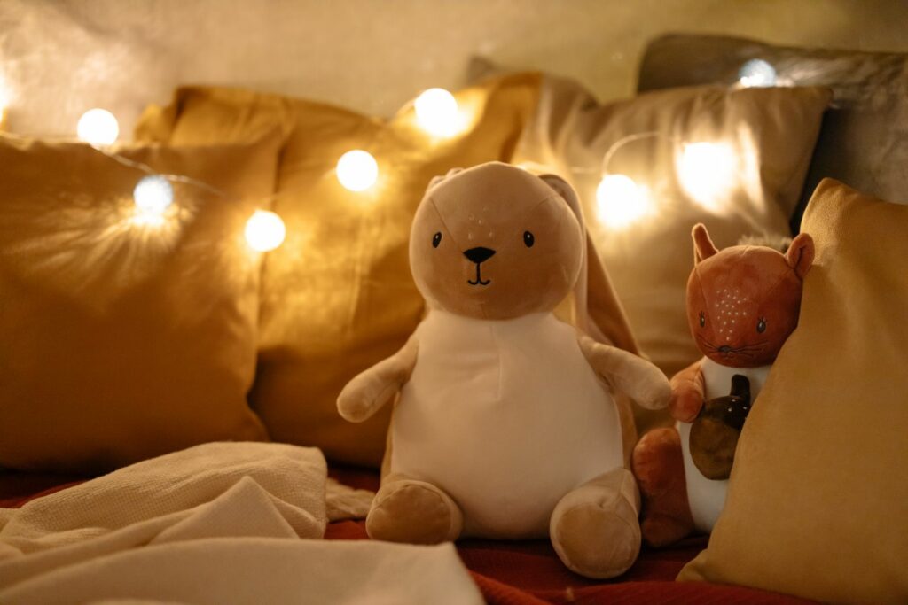 Guirlande lumineuse douce et peluche dans une chambre de bébé