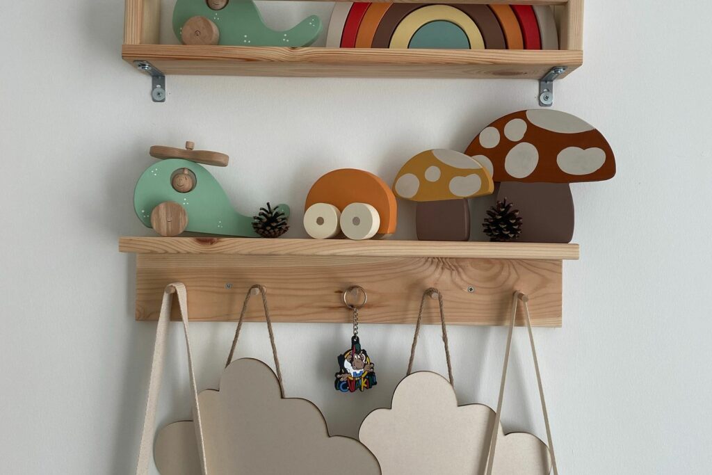 Deux étagères en bois type rangement à épices avec jouets en bois et patères en forme de nuage