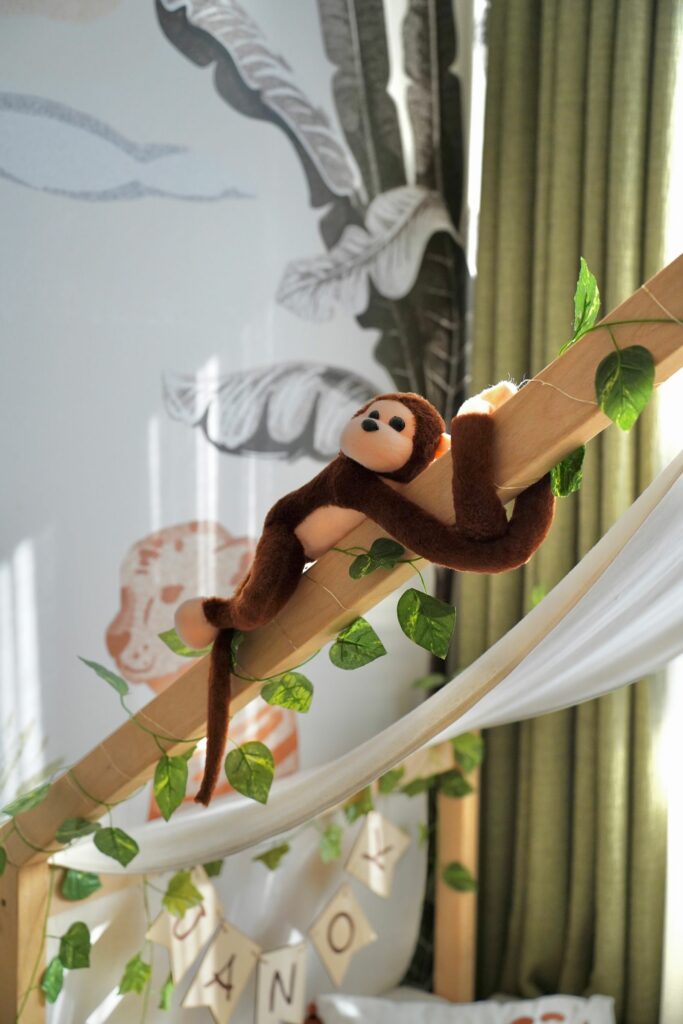 Stickers muraux et décor animalier dans une chambre de bébé