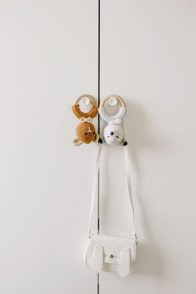 Suspensions au crochet toutes simples sur un mur de chambre de bébé