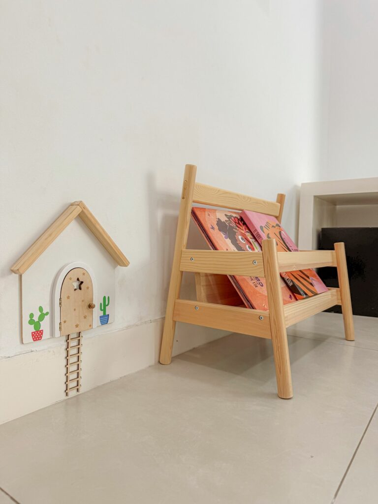 Bacs à livres frontaux en bois dans une chambre de bébé