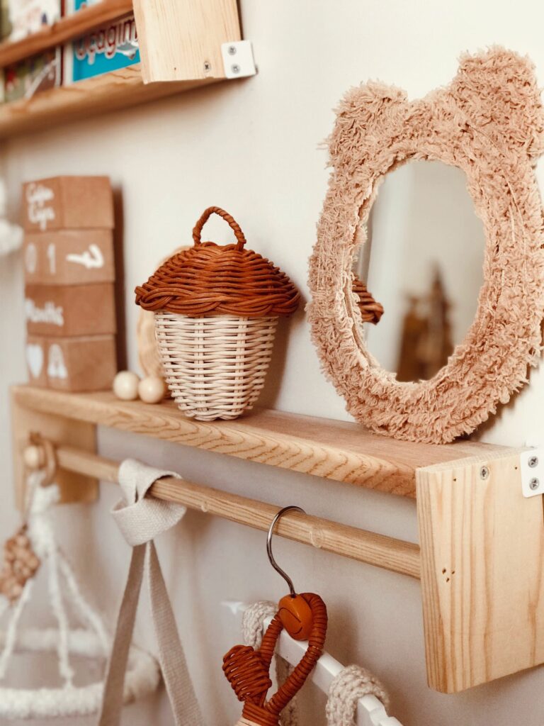 Etagere de chambre de bebe avec panier, miroir et pateres, decor sur le theme des animaux