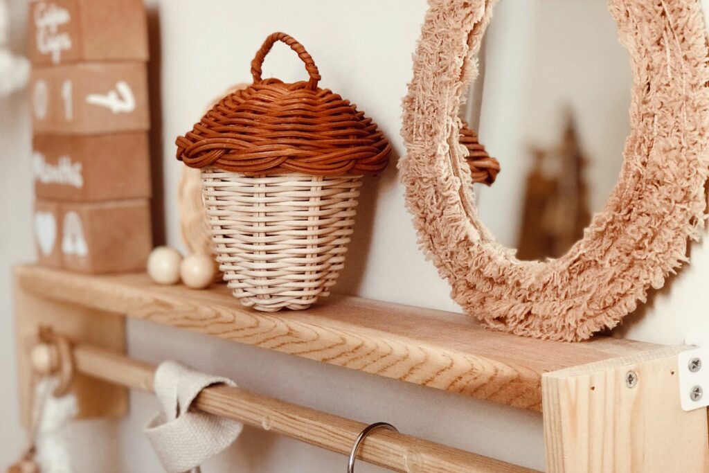 Étagère murale en bois décorée d'un panier et d'un miroir, fixée au mur par des équerres visibles