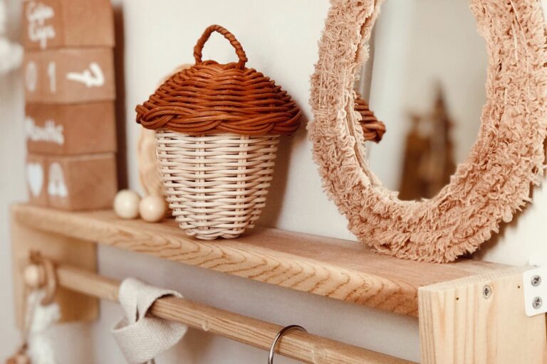 Étagère murale en bois décorée d'un panier et d'un miroir, fixée au mur par des équerres visibles