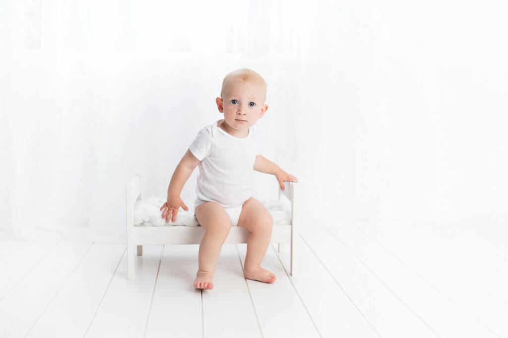 Bébé en body léger à manches courtes dans une chambre claire et aérée