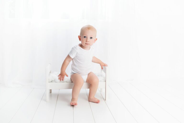 Bébé en body léger à manches courtes dans une chambre claire et aérée