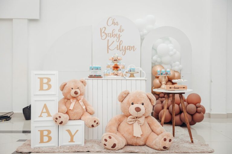 Décoration de baby shower avec des ours en peluche et des lettres BABY