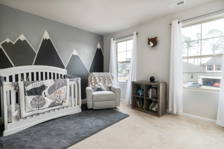 Chambre de bébé complète avec lit à barreaux, fauteuil et étagère de rangement