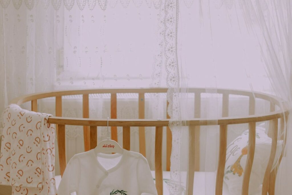 Berceau rond évolutif en bois clair, un couchage qui accompagne bébé plus longtemps