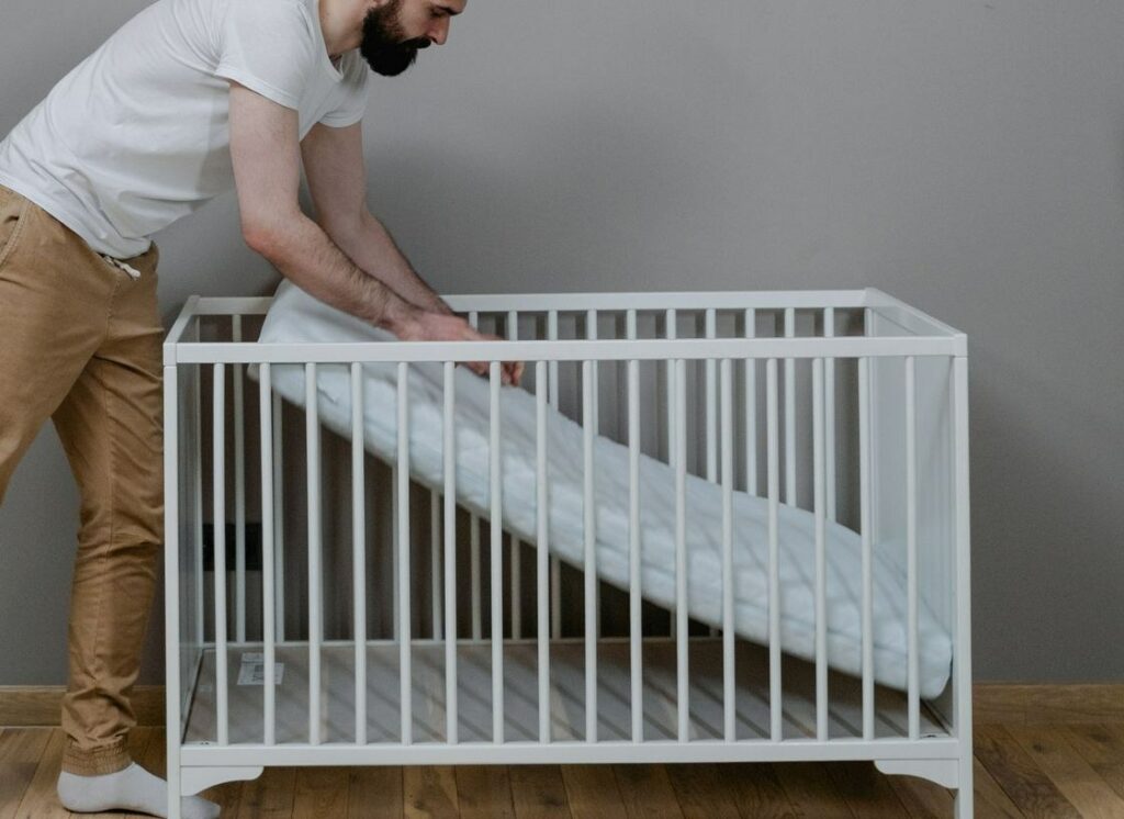 Installer un matelas ferme et neuf dans le lit de bébé