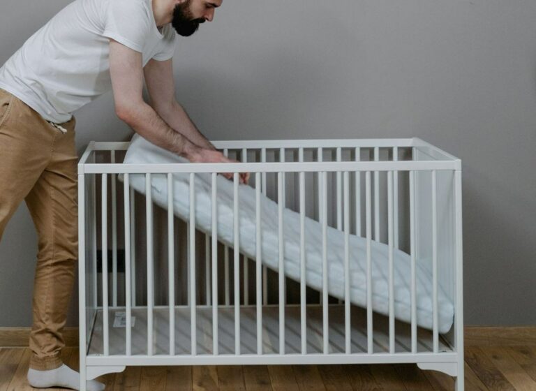 Installer un matelas ferme et neuf dans le lit de bébé