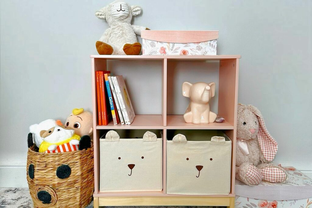 Petit meuble à cases avec jouets, livres et bacs de rangement à hauteur d'enfant
