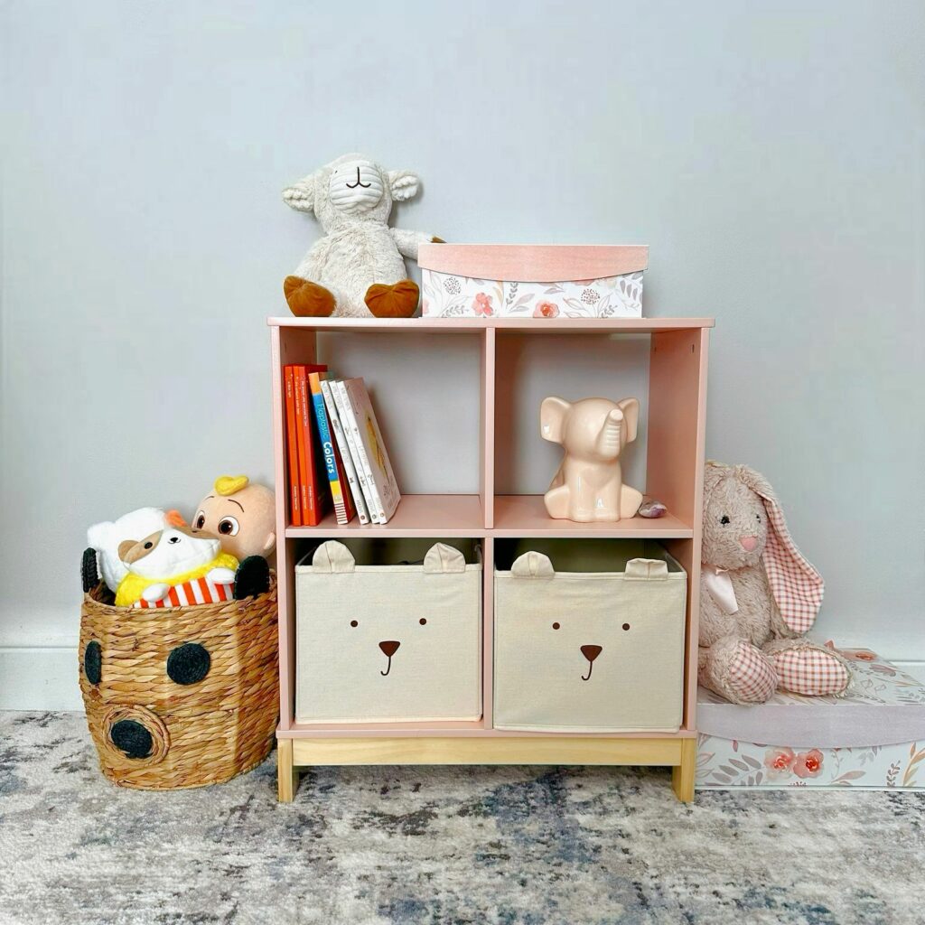 Peluches reunies sur une etagere dans une chambre de bebe