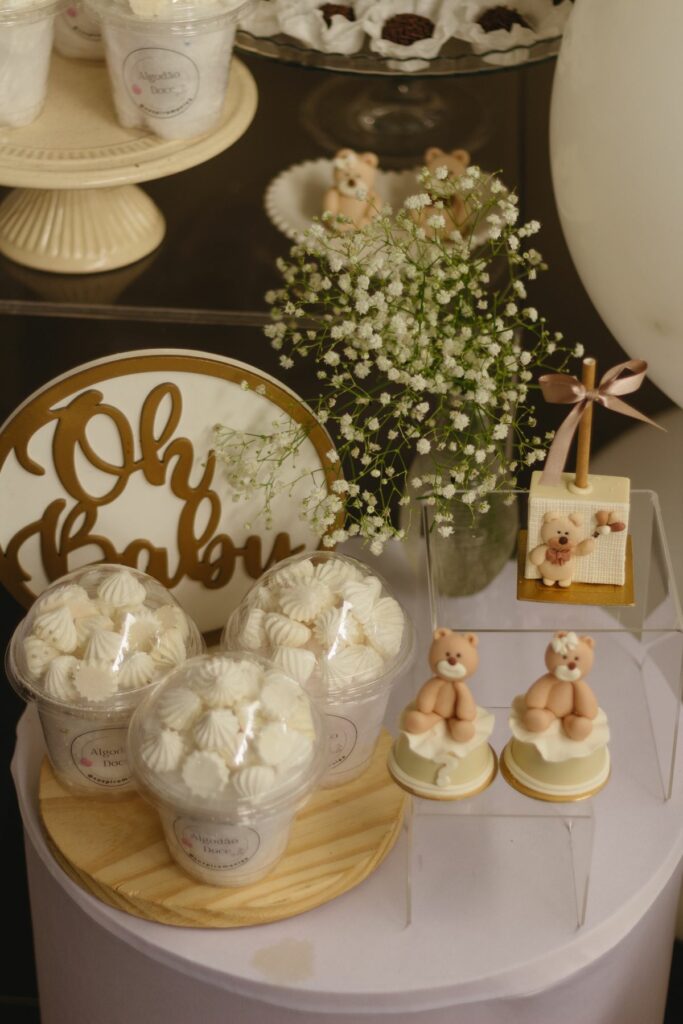 Table de baby shower décorée pour un pronostic de naissance