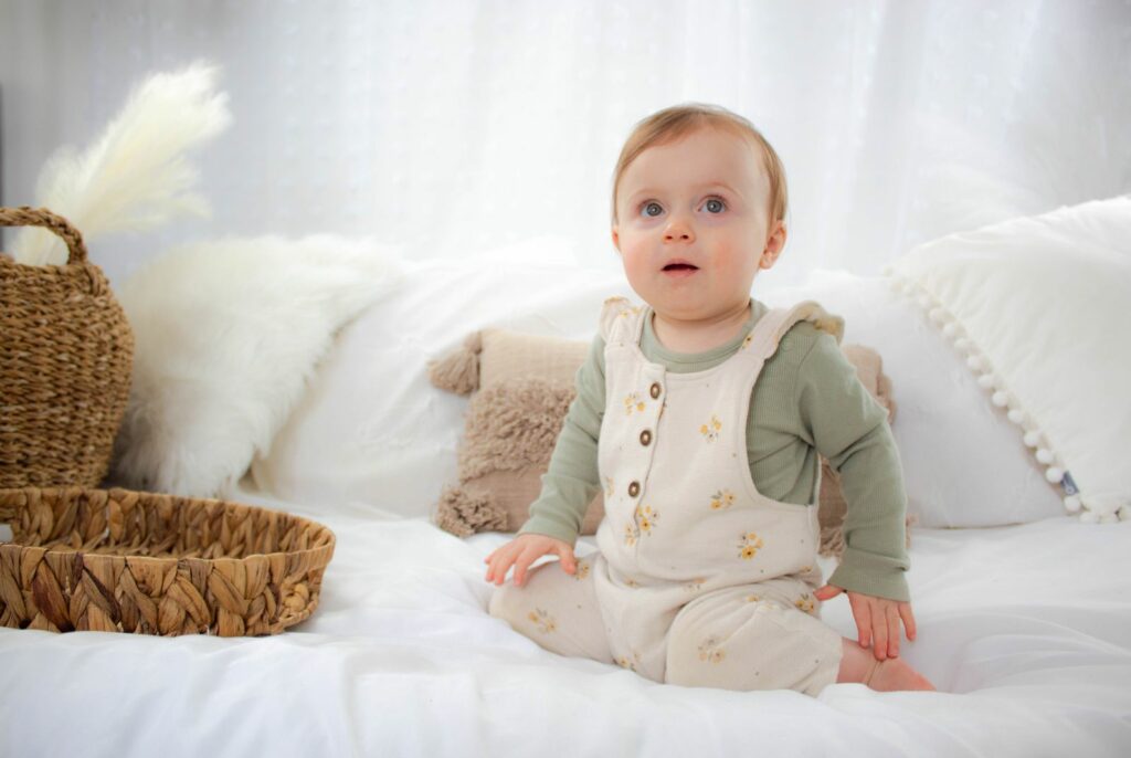 Bébé habillé confortablement dans une chambre à la bonne température