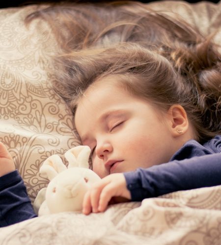 Découvrez à quel âge et comment passer du lit bébé au lit enfant. Conseils pratiques, étapes clés et astuces pour une transition en douceur. Tout pour bien choisir le lit de grand pour votre tout-petit !